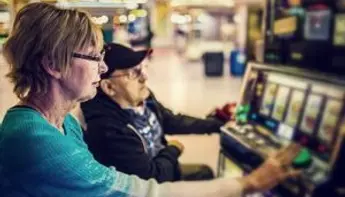 Les jeux d&#8217;argent plaisent aux seniors, un peu trop?