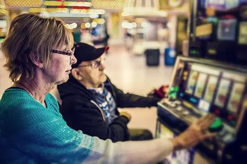 Les jeux d&#8217;argent plaisent aux seniors, un peu trop?