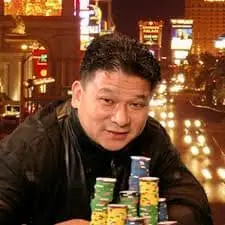 Jhonny Chan joue et gagne au poker