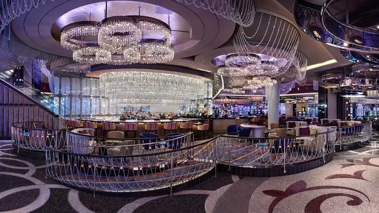 Le célèbre Chandelier Bar incarne l’un des symboles du Cosmopolitan